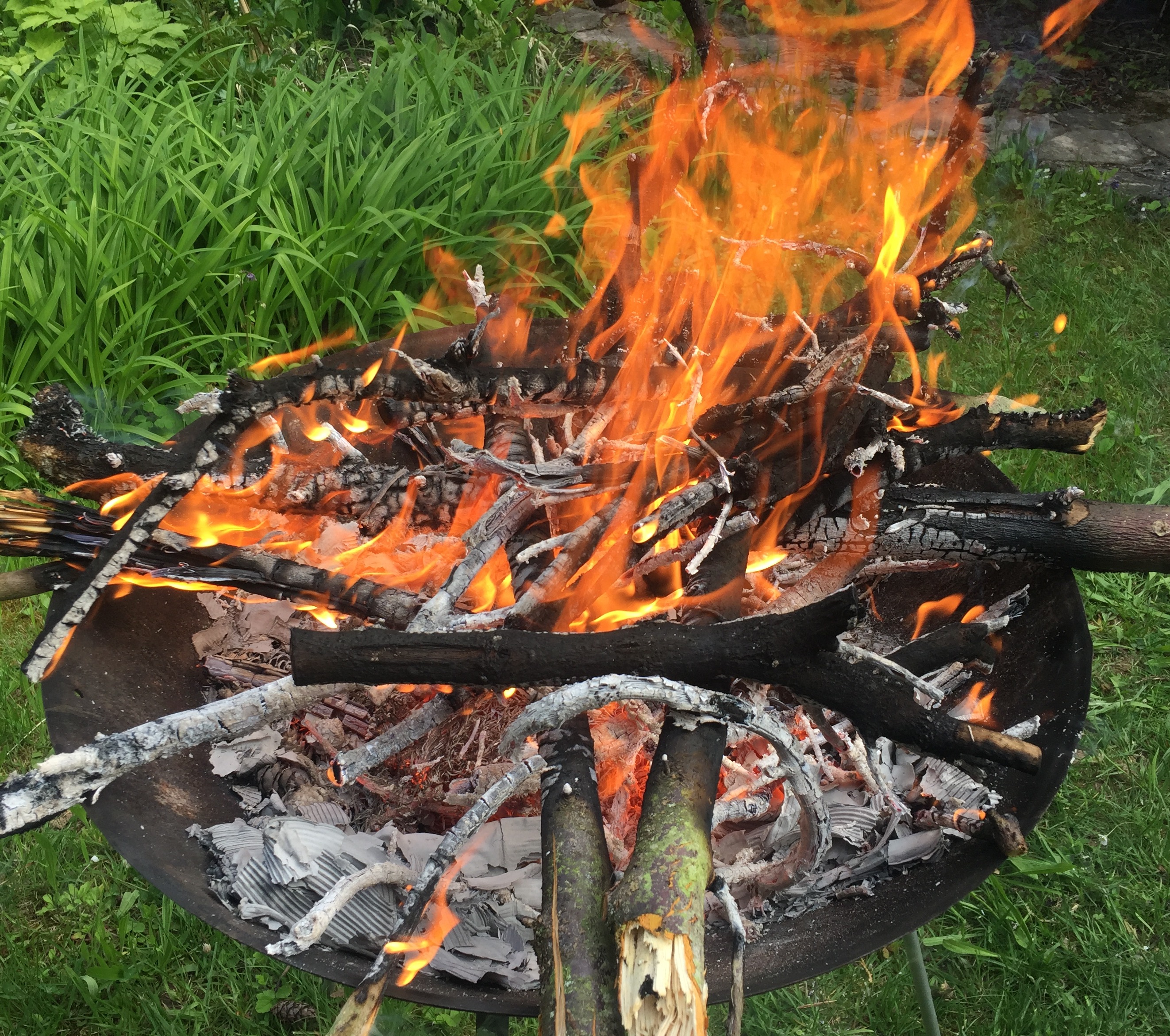 Brennendes Feuer in einer Schale